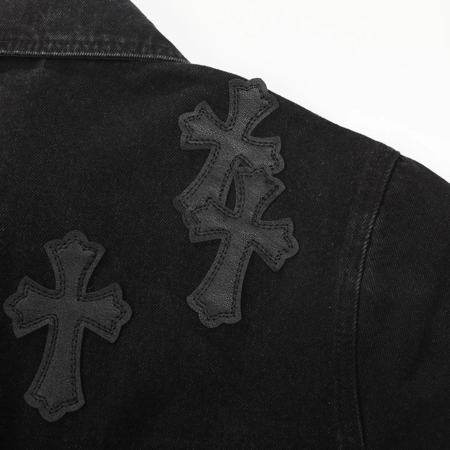 P260 CH Chromehearts 23ss denim cross patchwork leather black and white denim jacket. A super versatile denim jacket that is breathable, comfortable and elegant! The entire garment is made of super heavy-duty workmanship and is made of denim denim fabric imported from Japan. After the finished product is washed, the loss rate is extremely high! The whole body is made with old craftsmanship and the upper body is stylish! The body has multiple crosses and leather logos sewn on it! Because of the old craftsmanship, everything from gold five to three marks has been re-made with new molds, 100% restored to the original craftsmanship! All the leather characters are laser-aligned. The leather difference is definitely not the same as that of the super-fiber leather on the market. This year’s new sheep leather is used. The finished embroidery guarantees the quality of the entire product❗ It took nearly two months of back-and-forth production to get a satisfactory effect. The various cutting designs really took a lot of effort to achieve a satisfactory experience! The same style for men and women, great for couples!   Color: black with white label Size: S M L